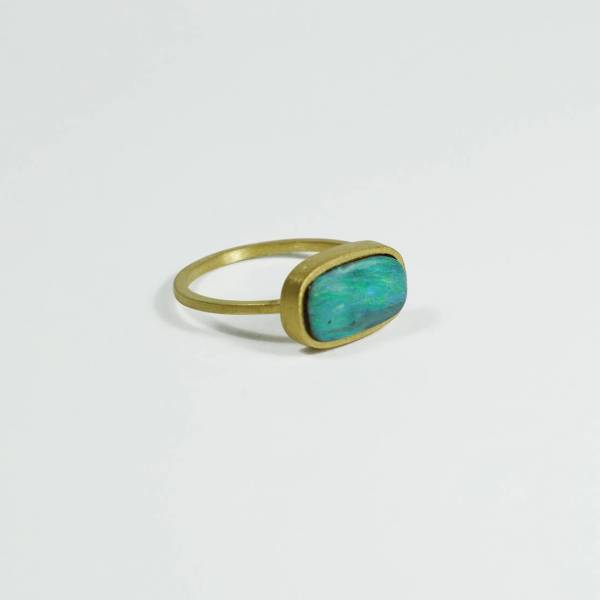 Anillo minimalista realizado en oro amarillo de 18 kts y acabado mate