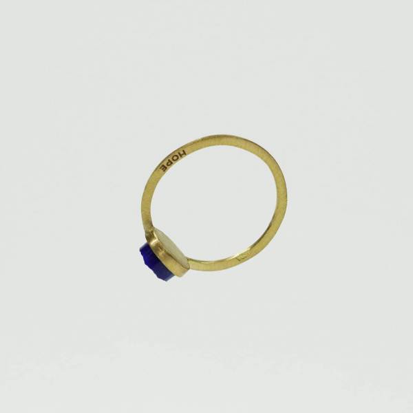 18 kt matte yellow gold ring with a 6 mm round raw lapislazuli.