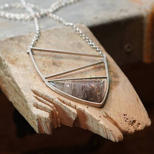 Collar de diseño extremado realizado en plata de primera ley con acabado mate y baño de rodio. Pieza única.