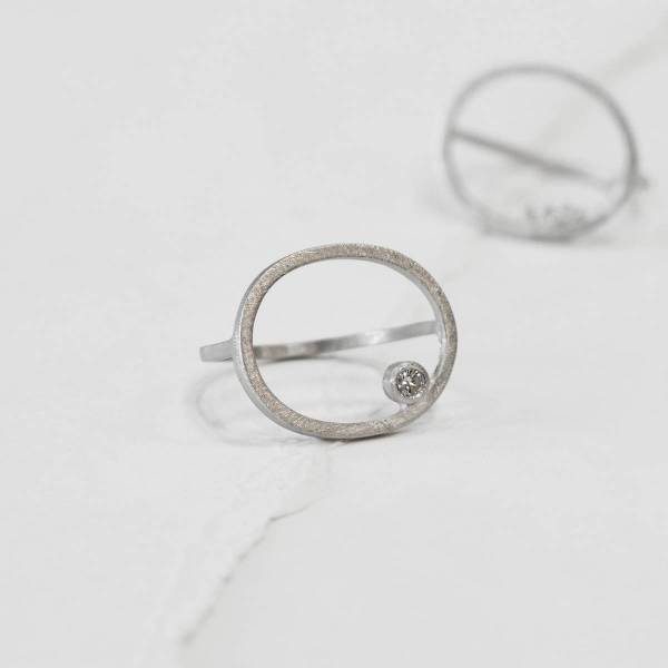 Anillo plata rodio y un diamante grande