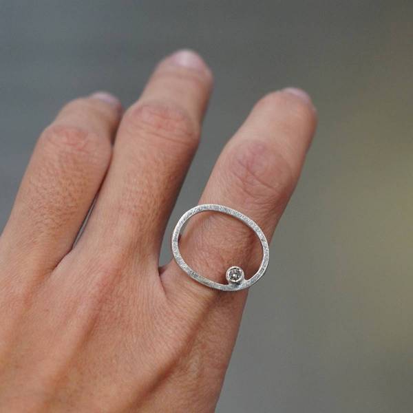 Anillo de plata de primera ley de acabado mate y baño de rodio con un diamante natural