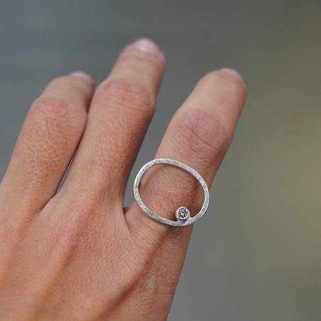 Anell de plata de primera llei i un gran diamant