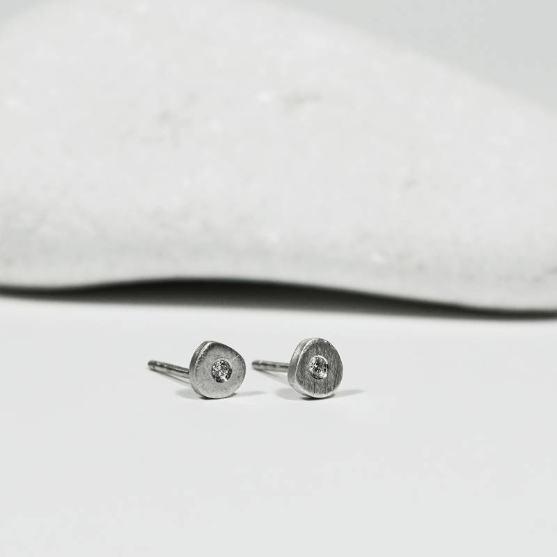 White gold earrings with diamond