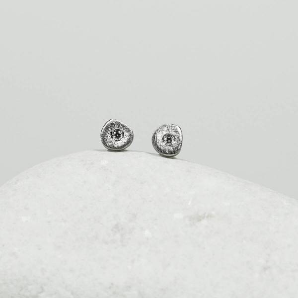 Earrings made of 18 kt white gold with a matte finish, with genuine diamonds o