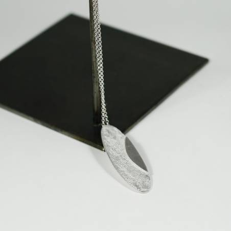 Penjoll de plata de llei amb textura.