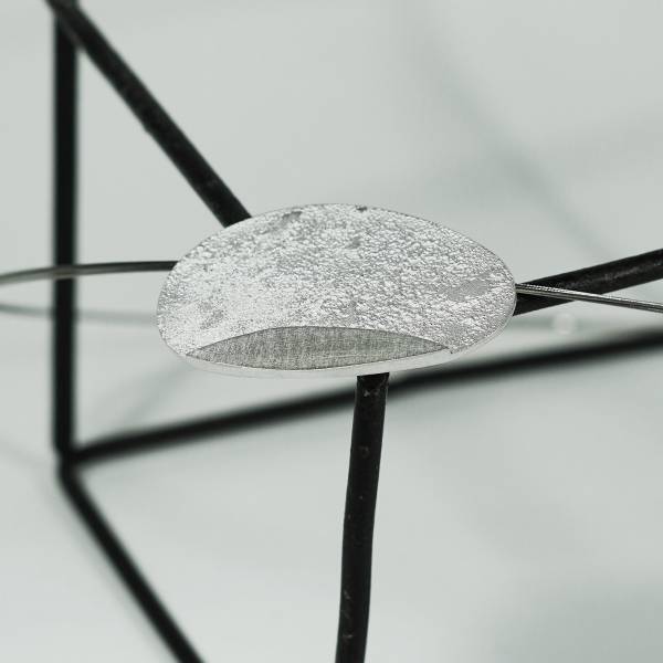 Colgante de plata de ley combinado textura rugosa y satinada.