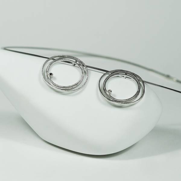 Realitzat en plata de llei amb acabat diamantat