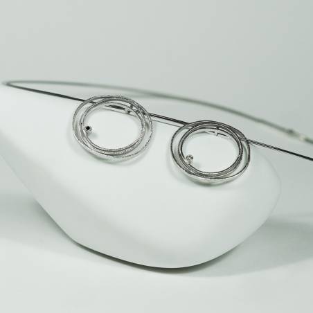 Realitzat en plata de llei amb acabat diamantat