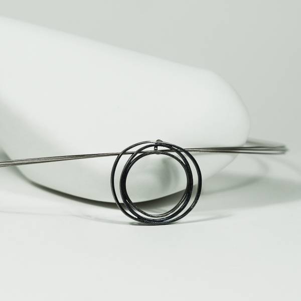 Colgante de diseño realizado en plata de ley con acabado mate. Con acabado oxidado (plata negra).