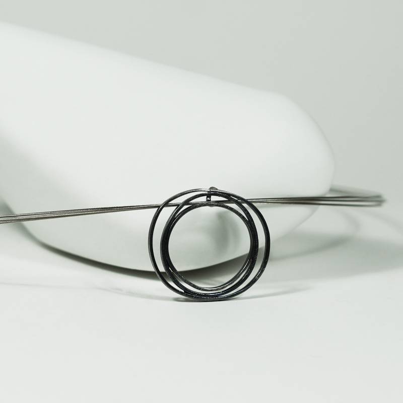 Colgante de diseño realizado en plata de ley con acabado mate. Con acabado oxidado (plata negra).