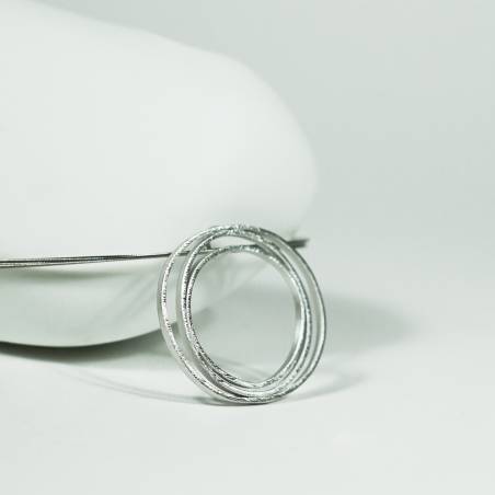 Colgante de plata realizado en plata de ley con acabado diamantado y baño de rodio.