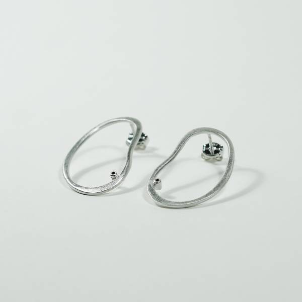 Pendientes en forma ovalada de plata de primera ley con diamante negro