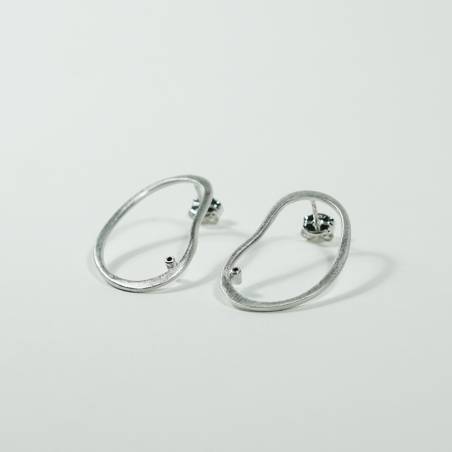Arracades en forma ovalada de plata de primera llei amb diamant negre