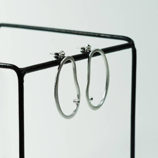 Pendientes grandes de plata y diamante negro