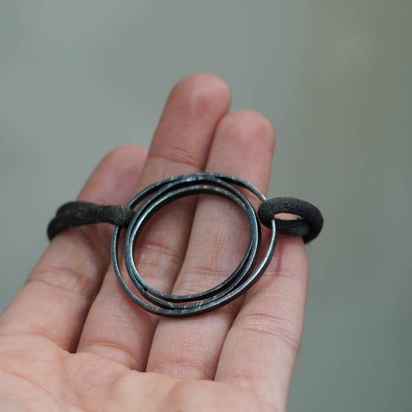 Pulsera de estilo minimalista.