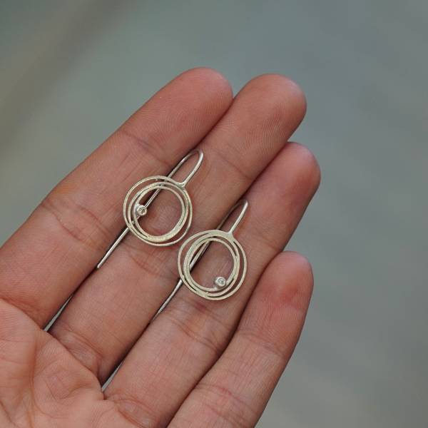 Realitzades en plata de llei amb acabat mat diamantat i bany de rodi.