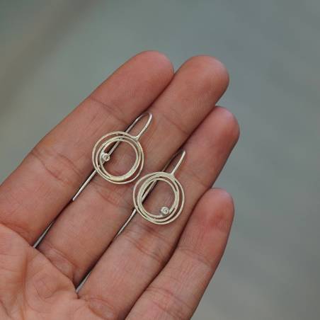 Realitzades en plata de llei amb acabat mat diamantat i bany de rodi.