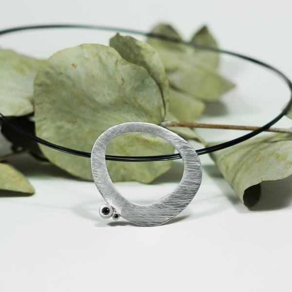 Colgante de plata con diamantes negros