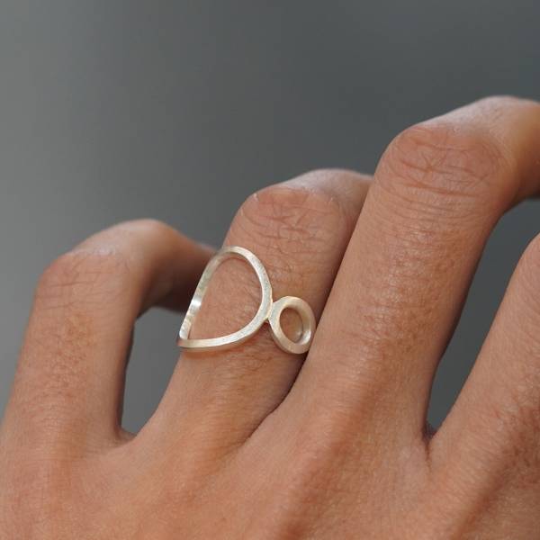 Este anillo de diseño sencillo está realizado en plata de primera ley