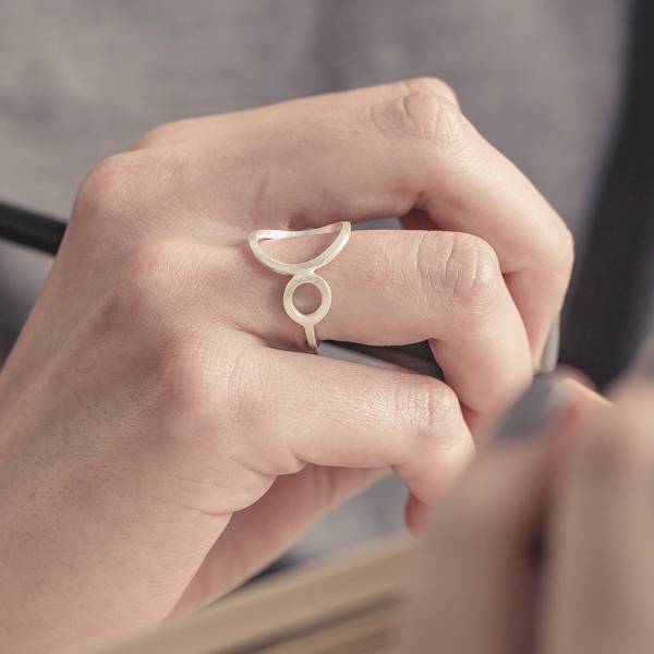 Este anillo de diseño sencillo