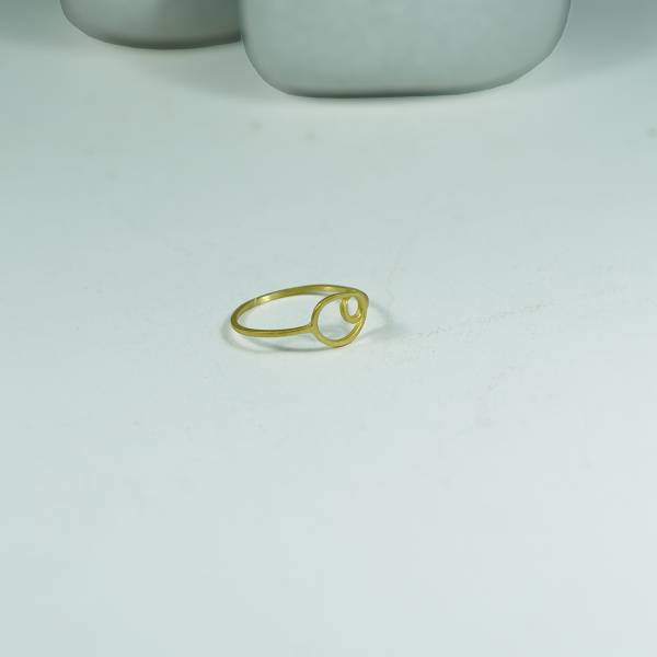 Elegant and tiny gold ring