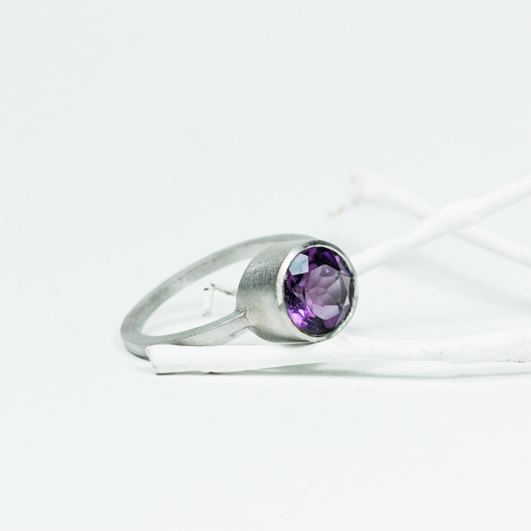 Rhodium silver ring with amethyst in Barcelona