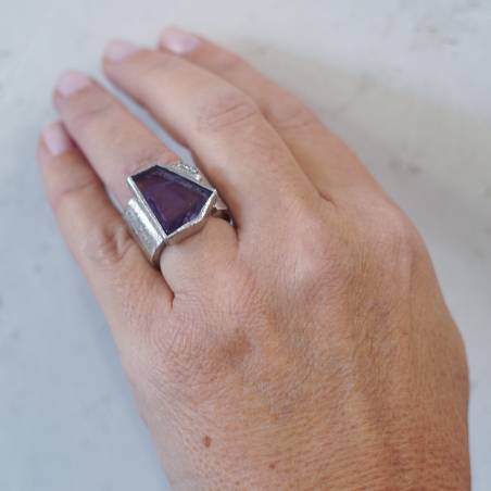 Anillo de plata con amatista y diamantes