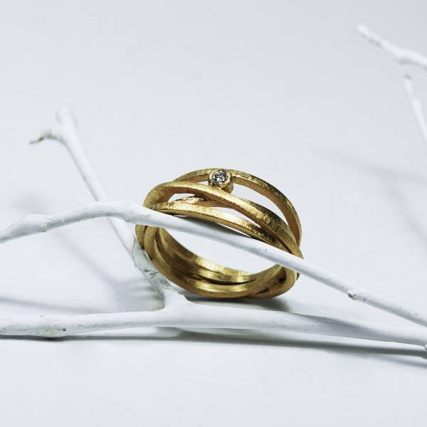 Anillo baño de oro y diamante natural