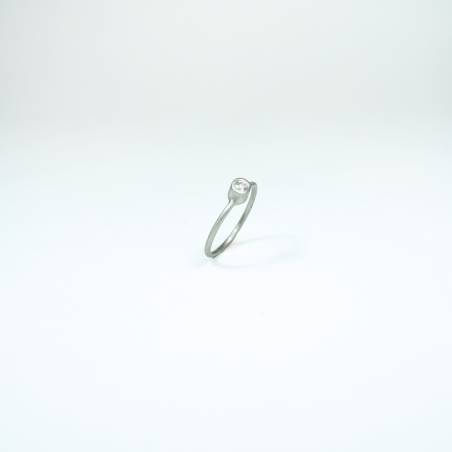 Anillo minimalista con diamante natural