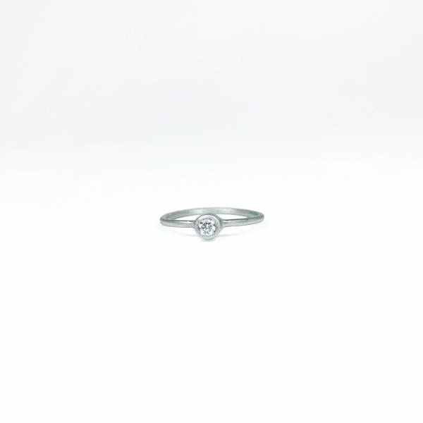 Anell promesa or blanc amb diamant