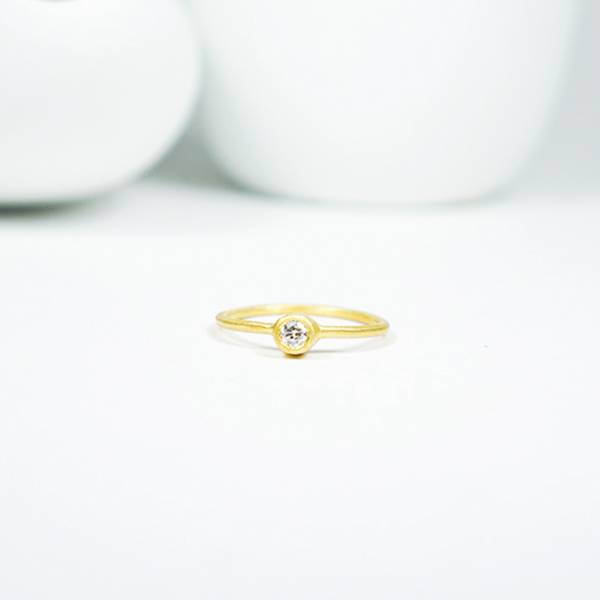 Anell or groc 18 kts amb diamant natural