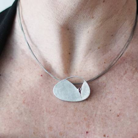 Colgante de diseño elegante con granate o peridoto