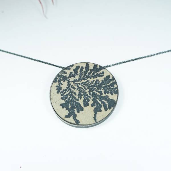 Colgante de plata negra con mineral