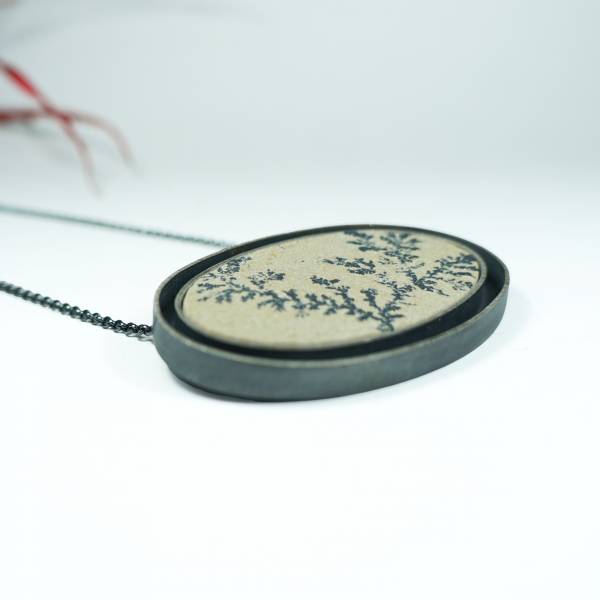 Colgante oval de plata con pirolusita