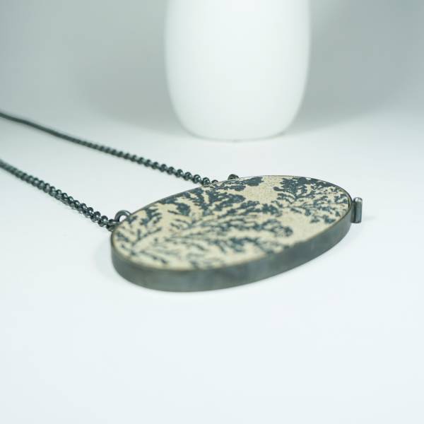 Collar largo de plata con mineral