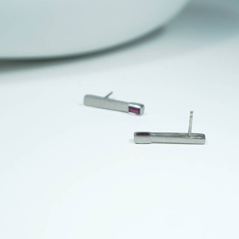 Pendientes plata diseño minimalista con rubí
