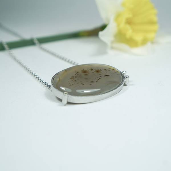 Colgante de plata con ágata dendítrica y diamantes