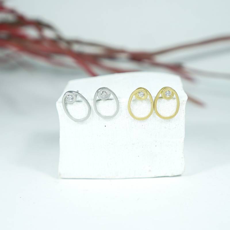 Pendientes de oro con diamantes estilo minimalista