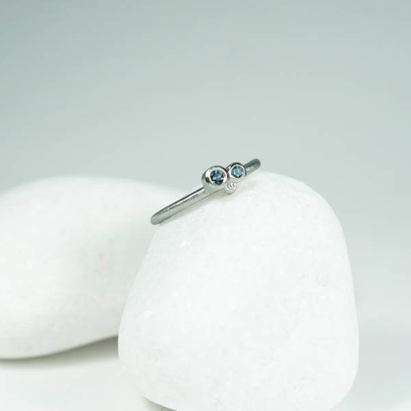 Anillo de plata con piedras azules