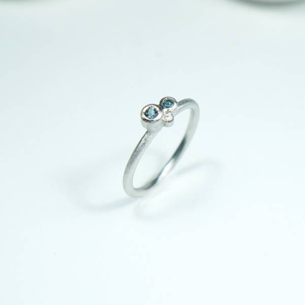Anillo de plata rodio con piedra azul y diamante
