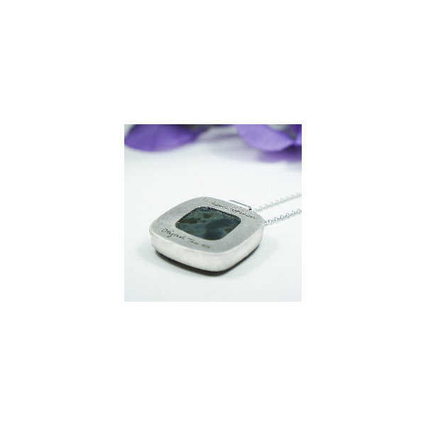 Colgante de plata con grabado