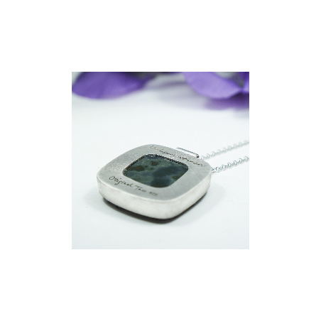 Colgante de plata con grabado