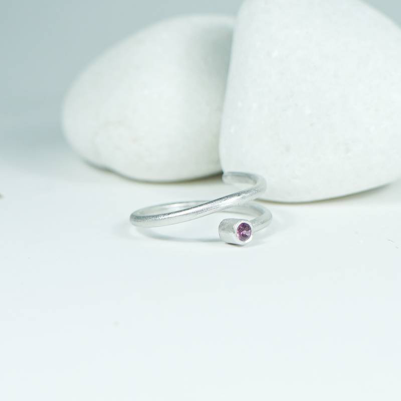 Anillo original de plata con gema natural