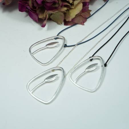 Collar de plata con cordón de algodón