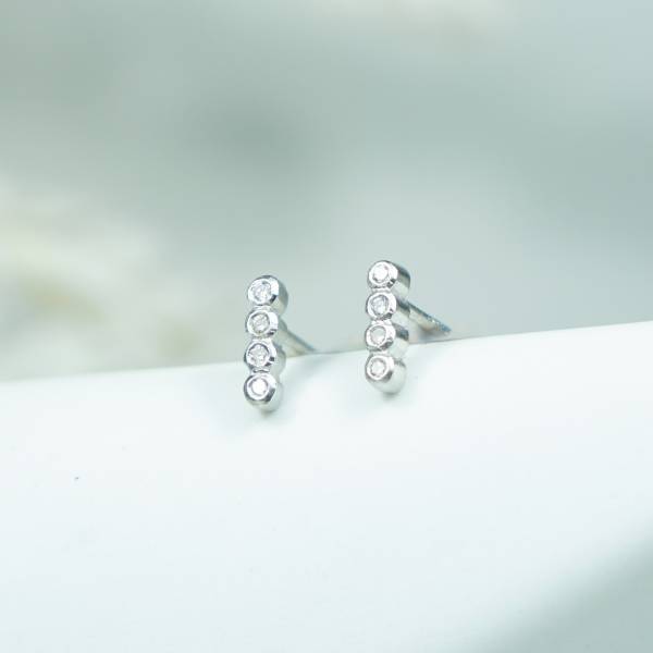 Pendientes pequeños de plata con diamantes