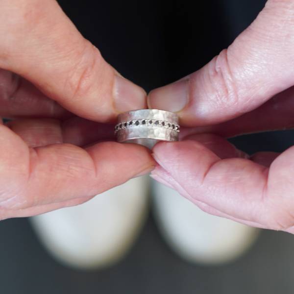 Anell plata martellé amb diamants negres