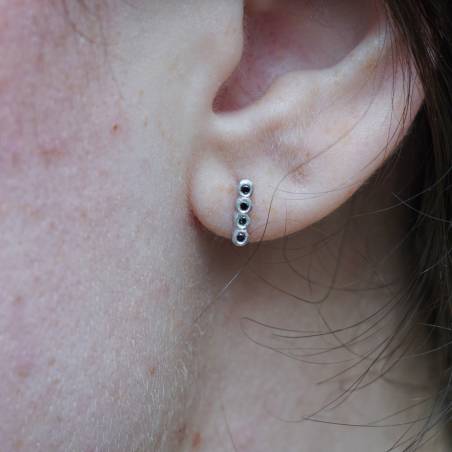 Pendientes muy monos con diamantes negros