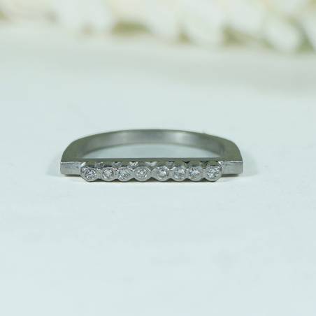 Anell original i elegant de plata amb diamants