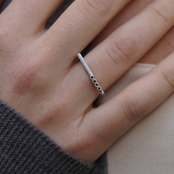 Anillo moderno con diamantes negros