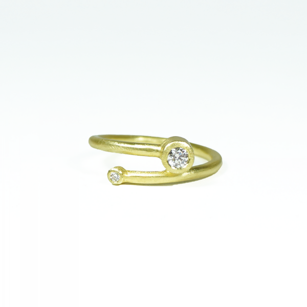 Ring for women handmade in yellow gold and diamonds